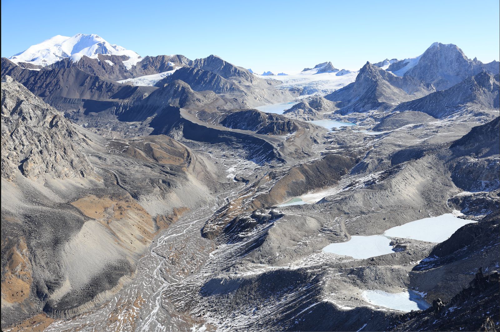 Eastern flank of the Gori Chen glacier, Kangto in background